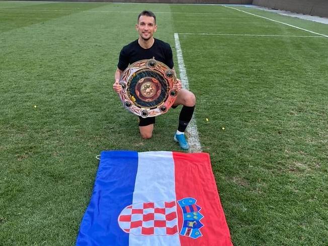  Hrvat-Dino-Mikanovic-dao-autogol-na-Crvena-zvezda-Kairat 