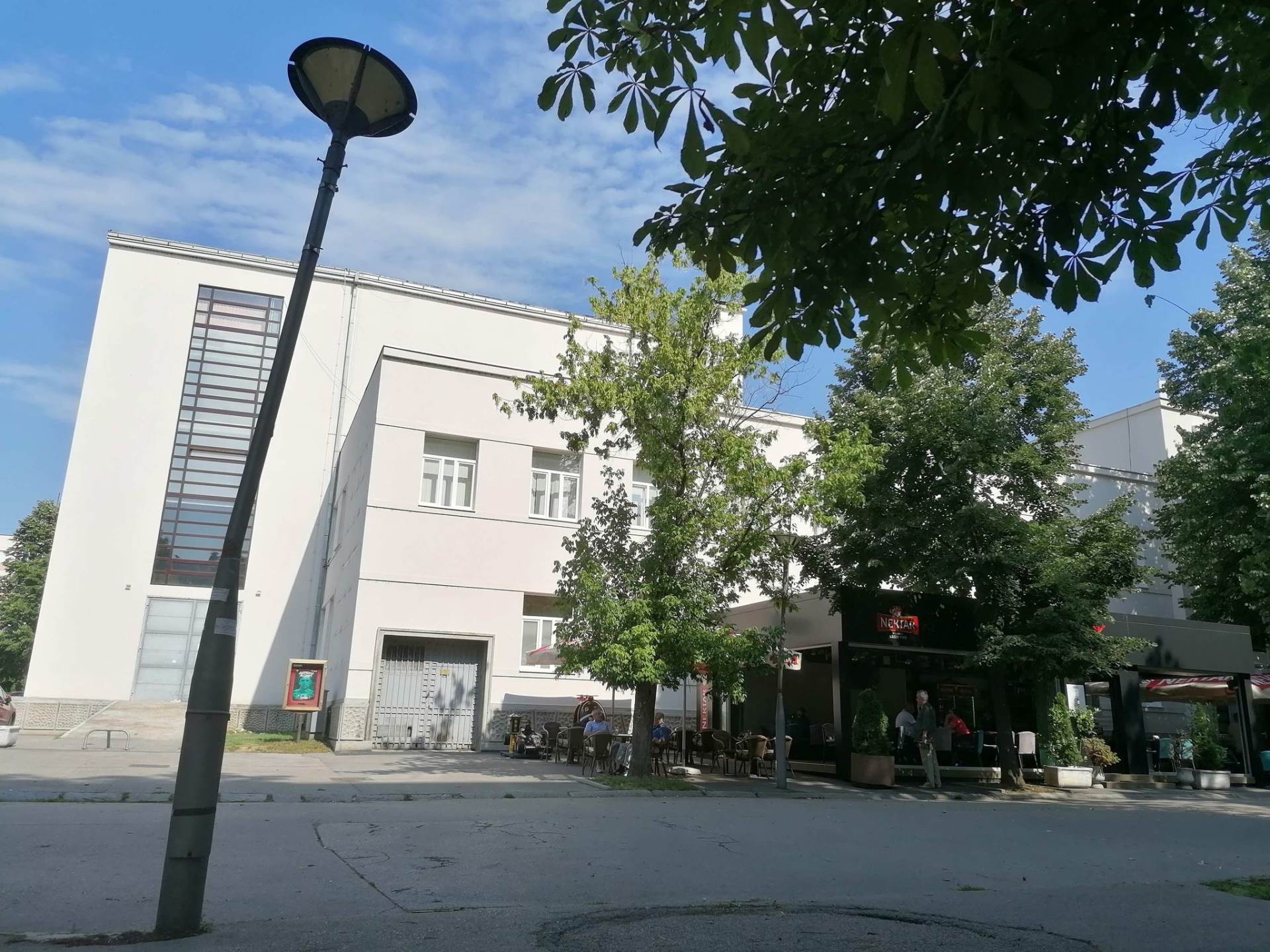  Bašte uz zgradu Narodnog pozorišta RS 