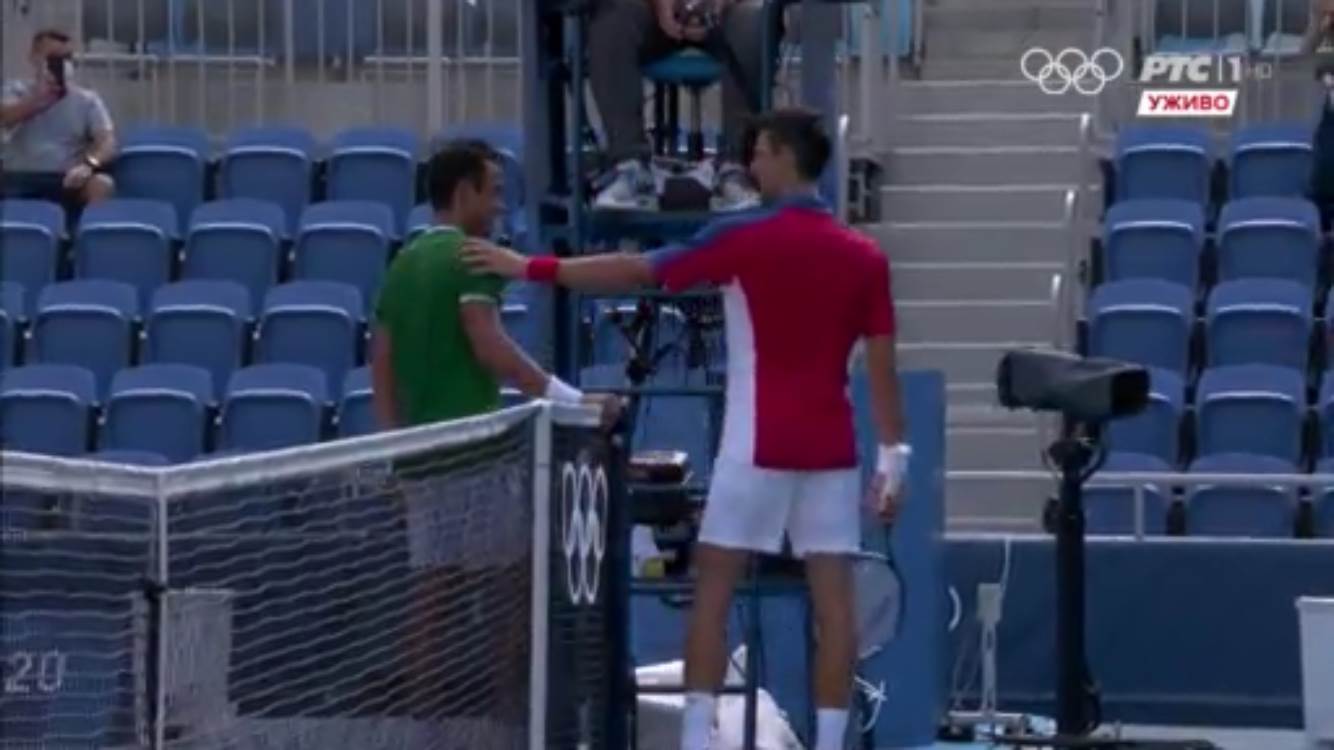  Novak-Djokovic-i-Ugo-Delijen-razgovarali-na-terenu-u-Tokiju 