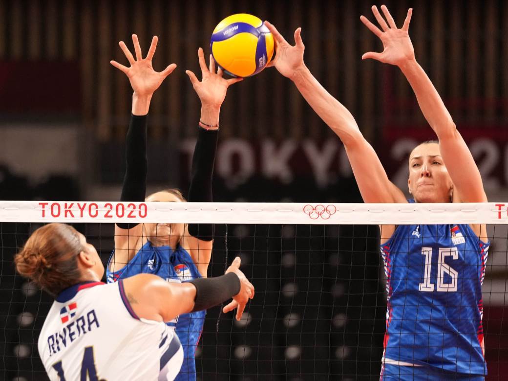  Odbojkasice-Srbije-pripremaju-se-za-mec-uz-pesmu-Ti-moje-zlato 