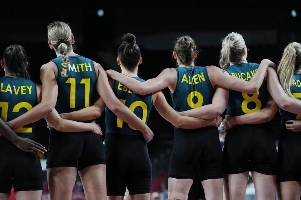  Kosarkasice-Australije-u-neobicnoj-opremi-na-Olimpijskim-igrama 