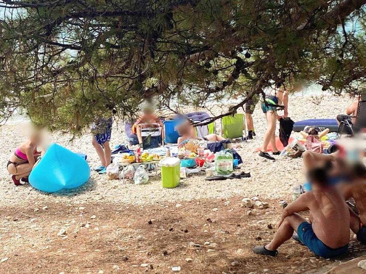  Porodica donijela hranu na plažu u Hrvatskoj 