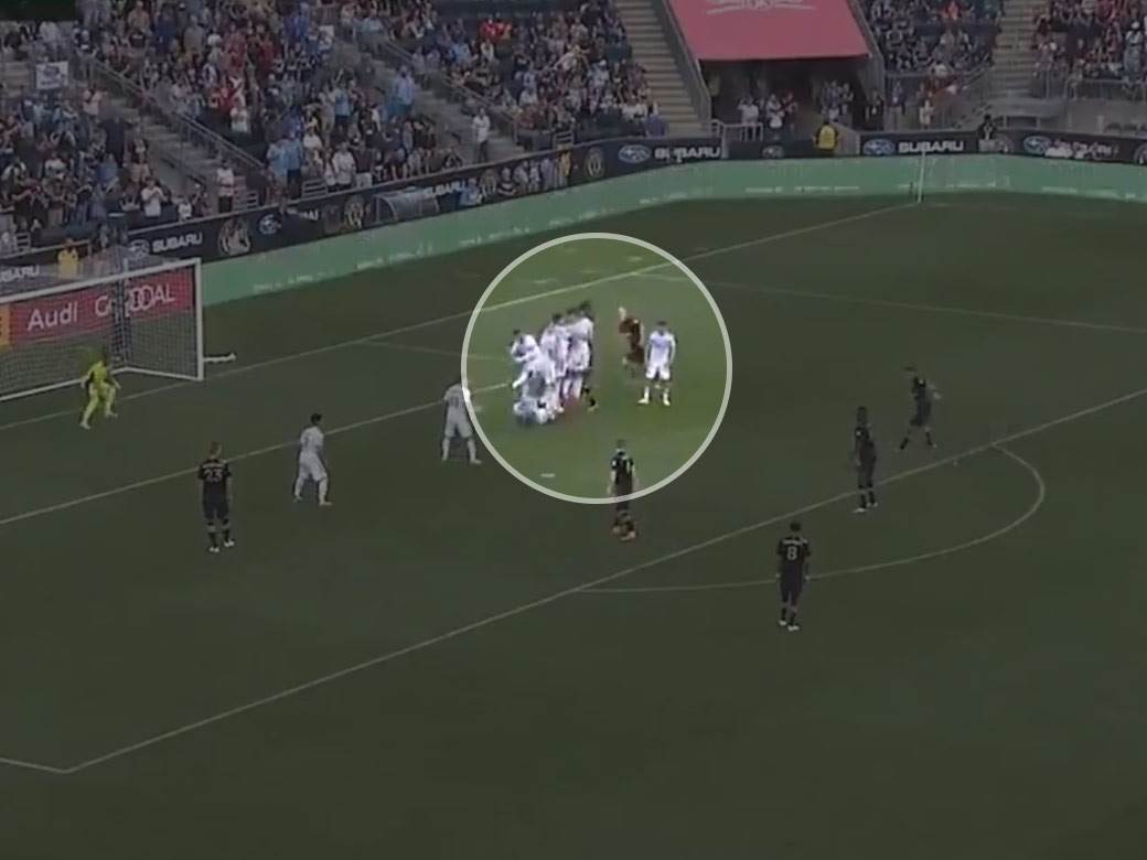  gol iz slobodnog udarca ispod živog zida filadelfija čikago 