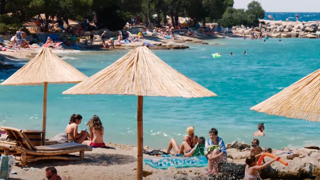  Komunalci masovno nose lične stvari sa plaže u Hrvatskoj: Nema više rezervacije mjesta – peškire papreno naplaćuju 