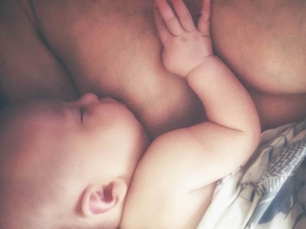  mother-skin-to-skin-with-baby_t20_GRYk01 