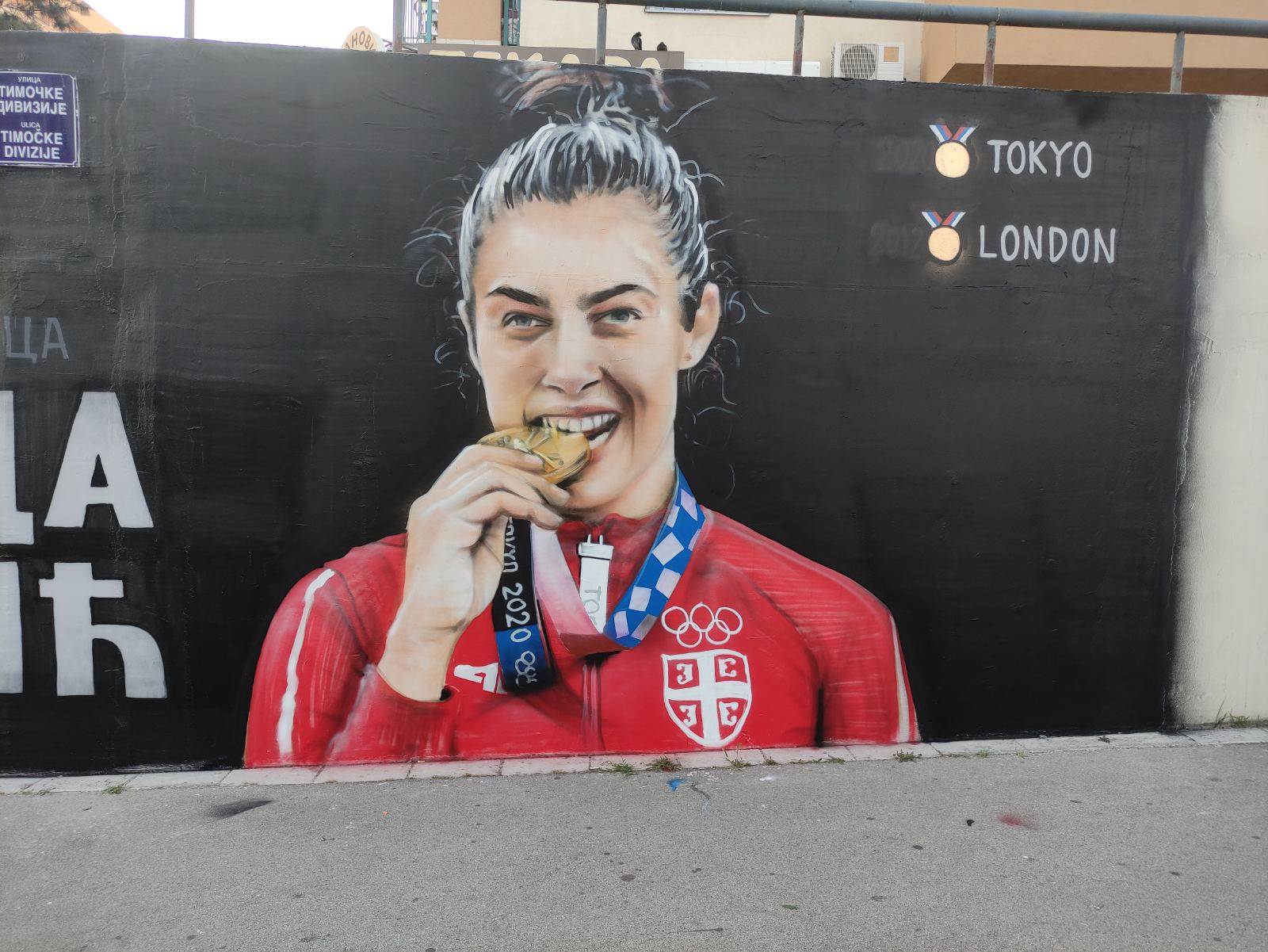  Milica-Mandic-kod-murala-u-Stepe-Stepanovic 