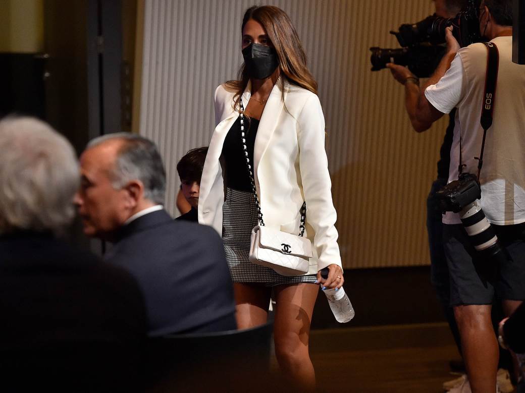  Zena-Lionela-Mesija-Antonela-Rokuzo-u-mini-suknji-na-oprostajnoj-konferenciji-u-Barseloni 