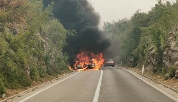  Izgorio automobil na putu Trebinje-Bileća (VIDEO) 