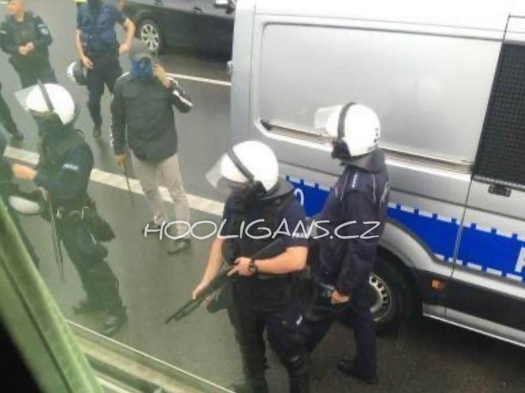  dinamo zagreb navijači bed blu bojsi zastavljeni u poljskoj revanš legija 