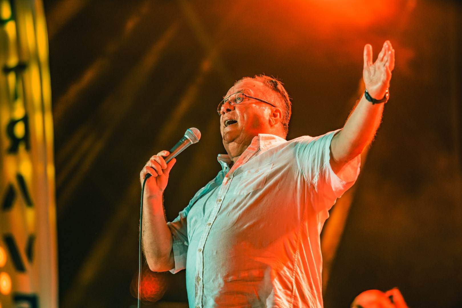  Halid Bešlić bina u obliku baklave 