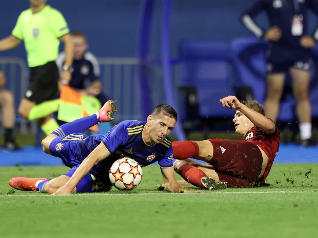  Dinamov-fudbaler-sa-Kosova-se-srusio-na-terenu 