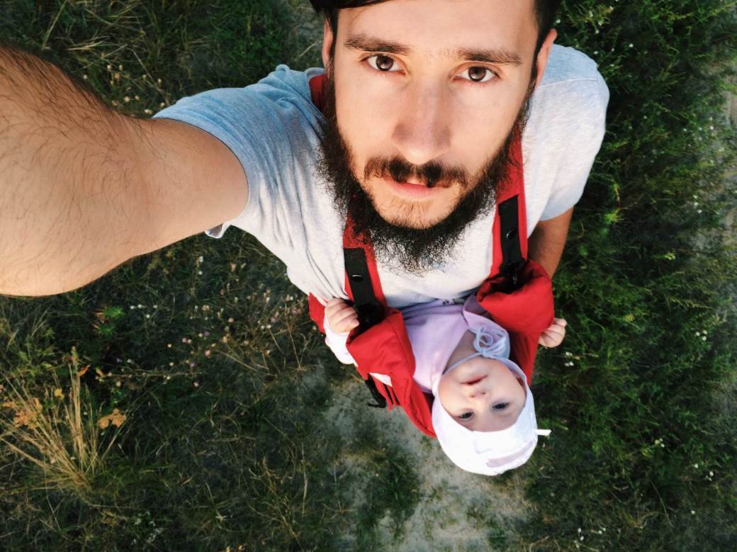  selfie-father-and-daughter-in-kangaroo-bag_t20_o1belQ 