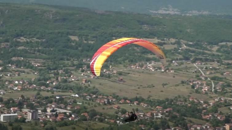  Lukač u paraglajderu iznad Drvara (FOTO, VIDEO) 