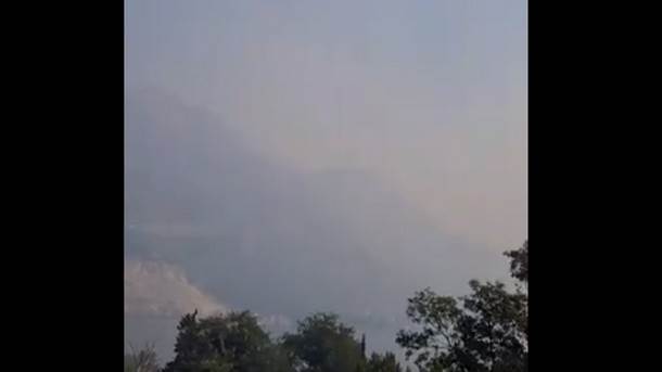  Veliki požar iznad Boke Kotorske, zaliv u dimu (VIDEO) 