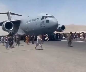  Novi snimak užasa: Čovjek visi iz aviona koji uzleće iz Kabula 