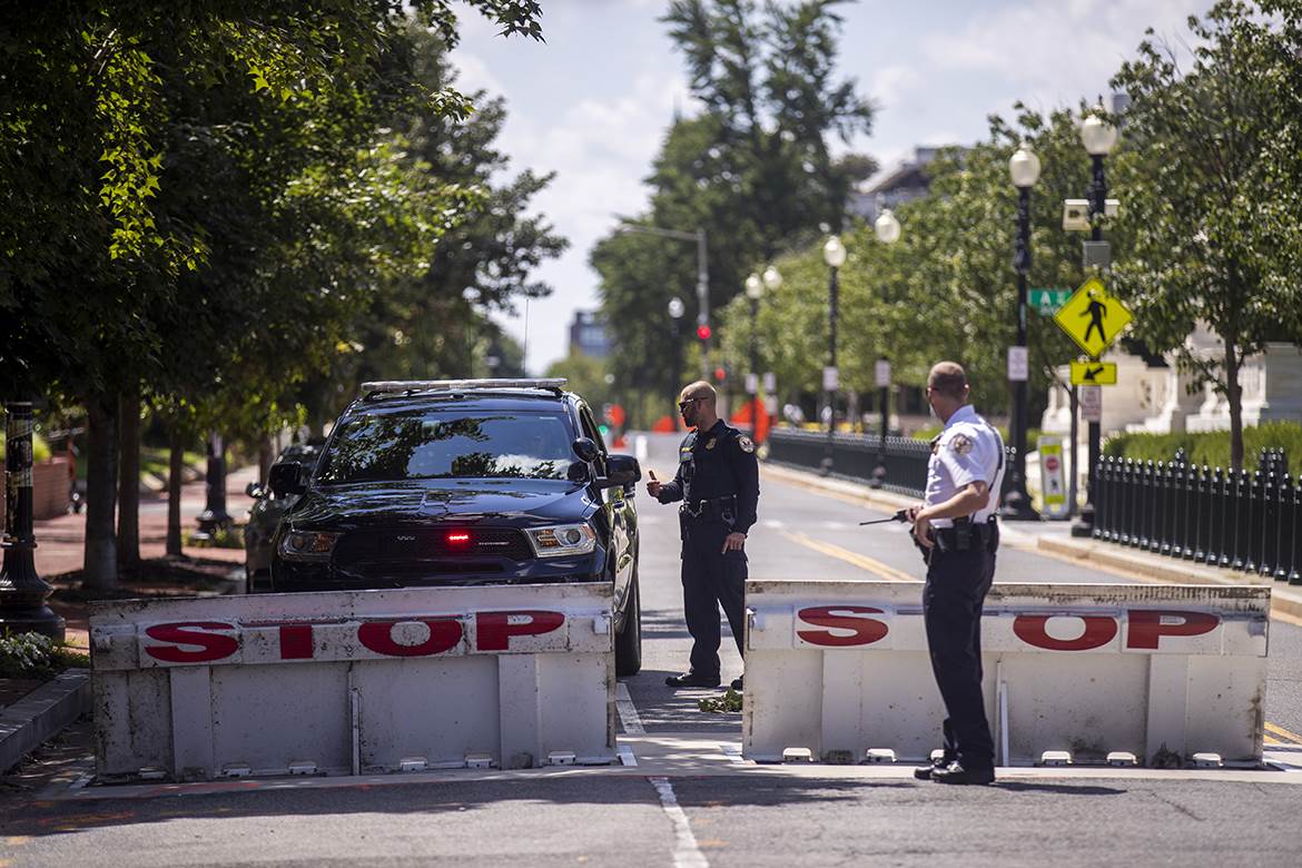  VIDEO: Opkoljen muškarac ispred Kapitola: Uživo "strimuje" iz kamiona s bombom!  