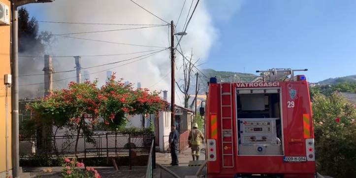  Požar u sarajevskom naselju Buća potok uništio nekoliko kuća 
