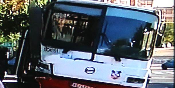 Autobus udario u banderu, osmoro povređeno   