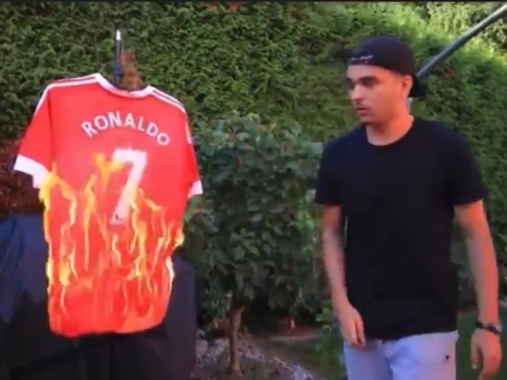  Navijač zapalio Ronaldov dre 