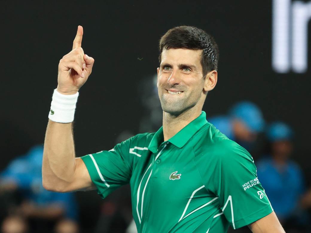  Novak-Djokovic-se-divi-Danilu-Medvedevu 