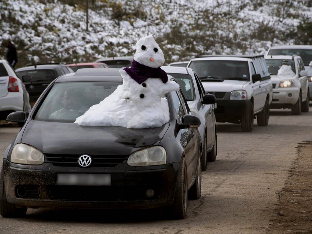  Hit u Južnoj Africi - palo 10 cm snijega! Ljudi oduševljeni, kolaps u saobraćaju - svi bi da prave Snješka! VIDEO 