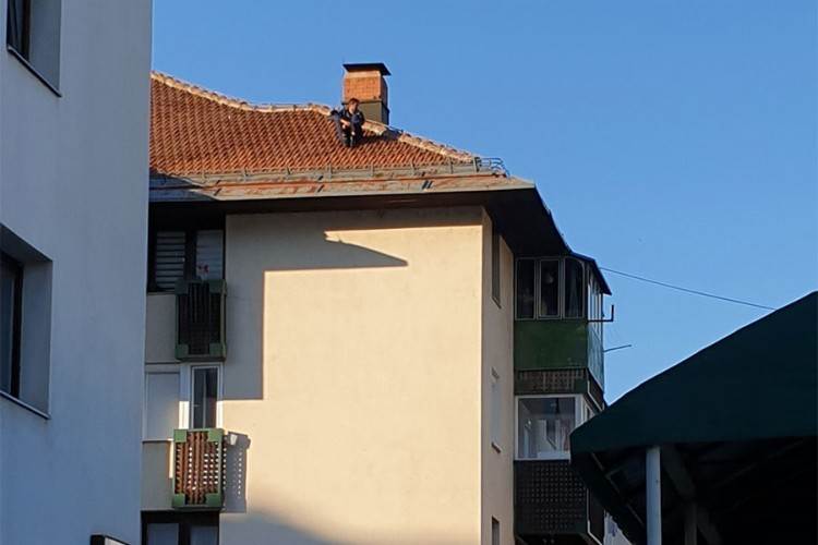  Pale: Muškarac prijetio da će skočiti sa krova zgrade 