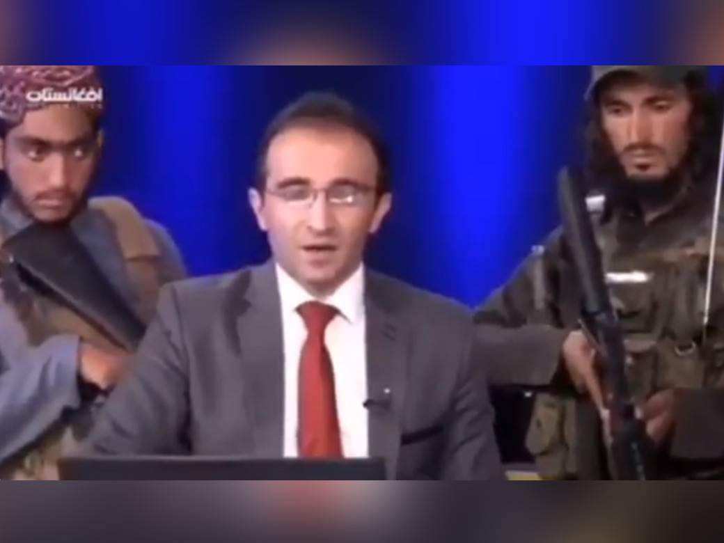  Šok-snimak sa televizije u Kabulu: Voditelj prestravljen poručuje ljudima da se ne plaše, oko njega talibani sa puškama! 