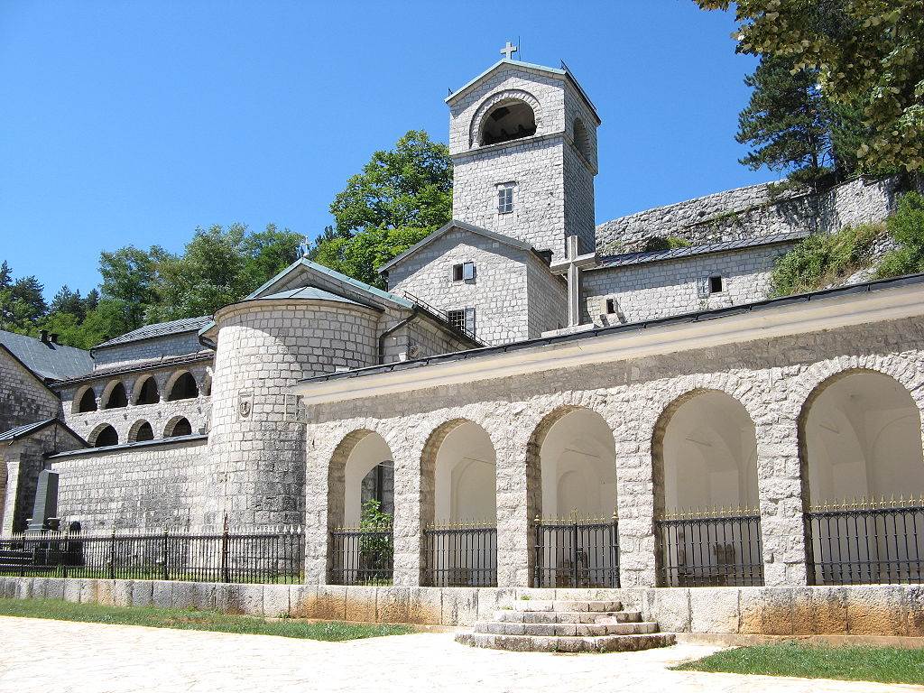  Pokušali na silu ući u Cetinjski manastir 