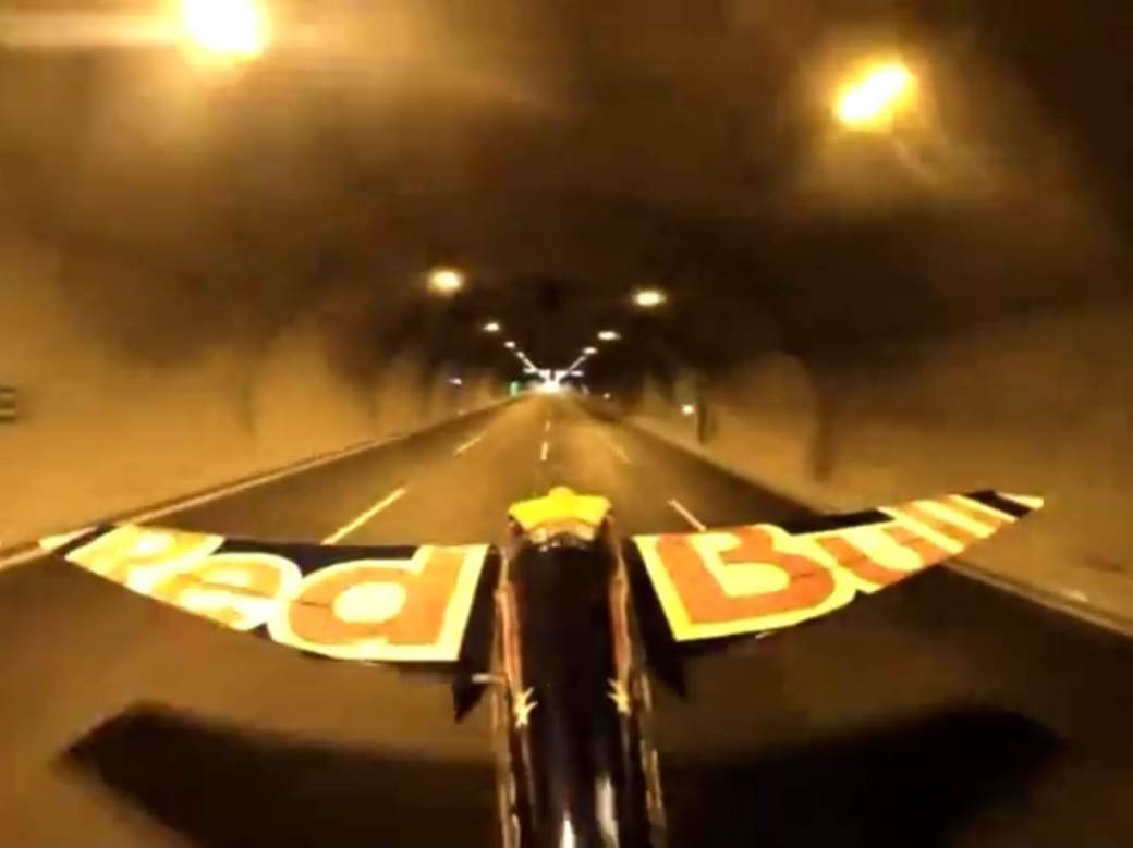  italijanski pilot letio kroz uzak tunel 