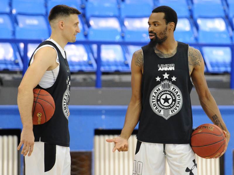  Avramovic-se-povredio-protiv-Fenerbahcea-Iskrenuo-sam-zglob 