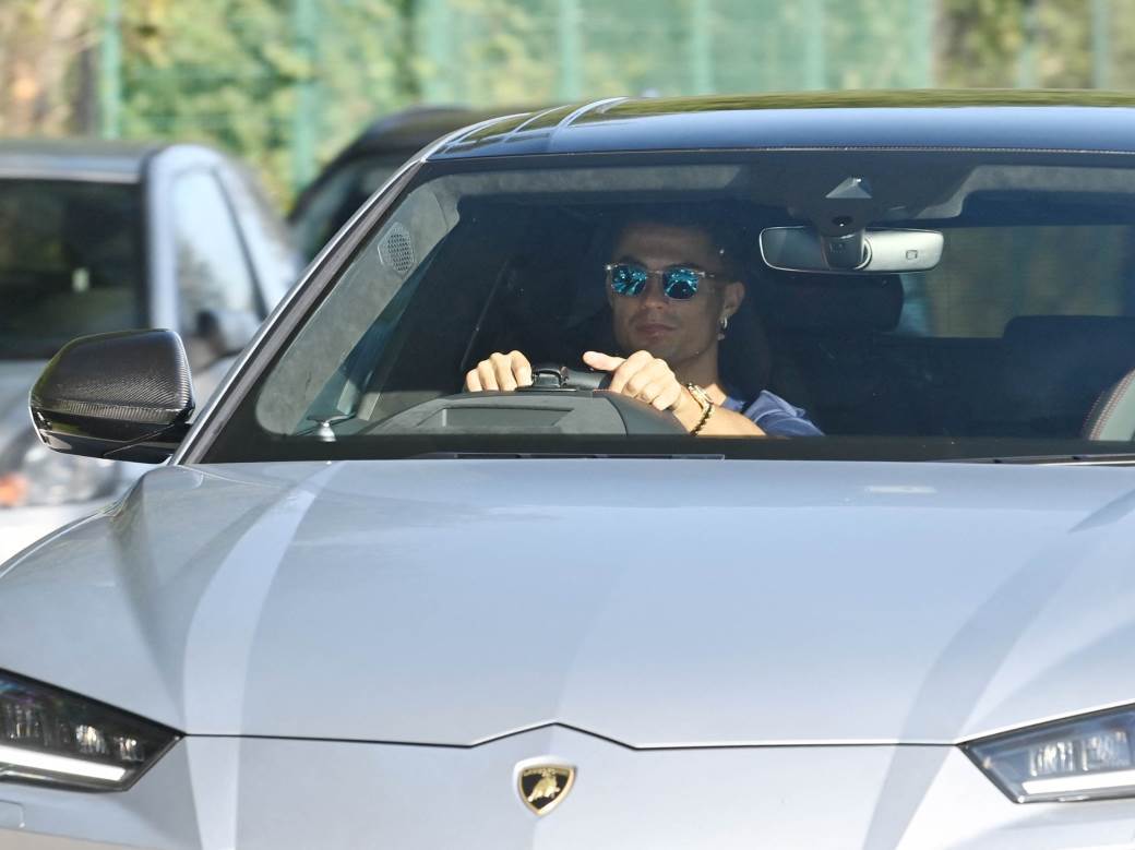  ronaldo najjeftinijim autom došao na trening košta 200 000 evra 