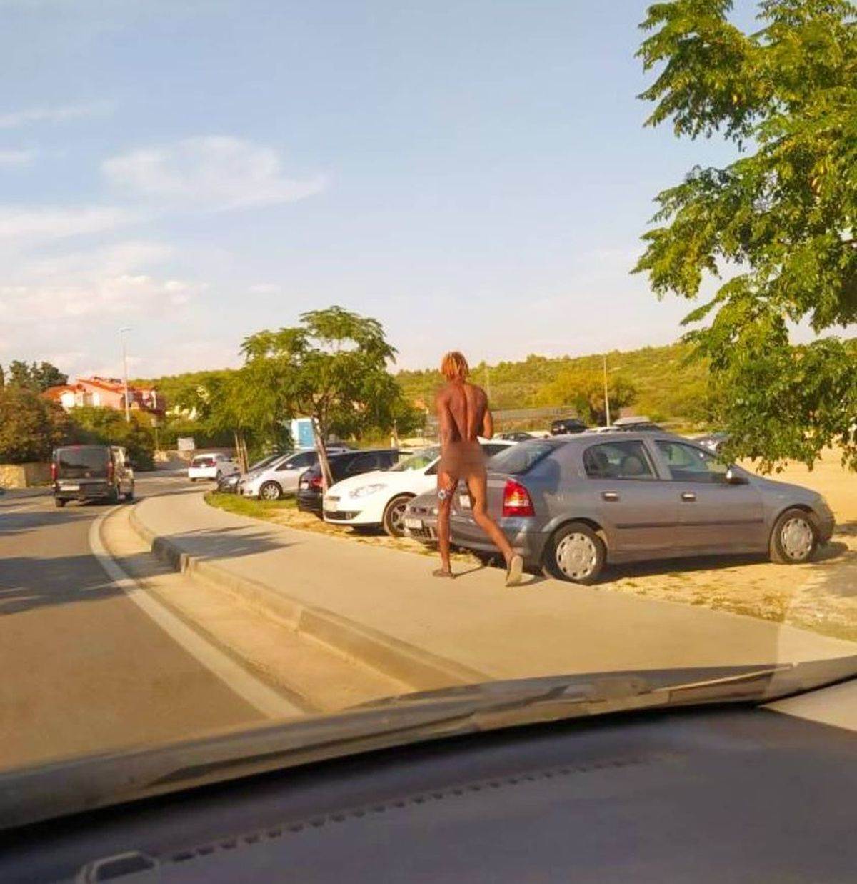 Slika golog muškarca na ulici 