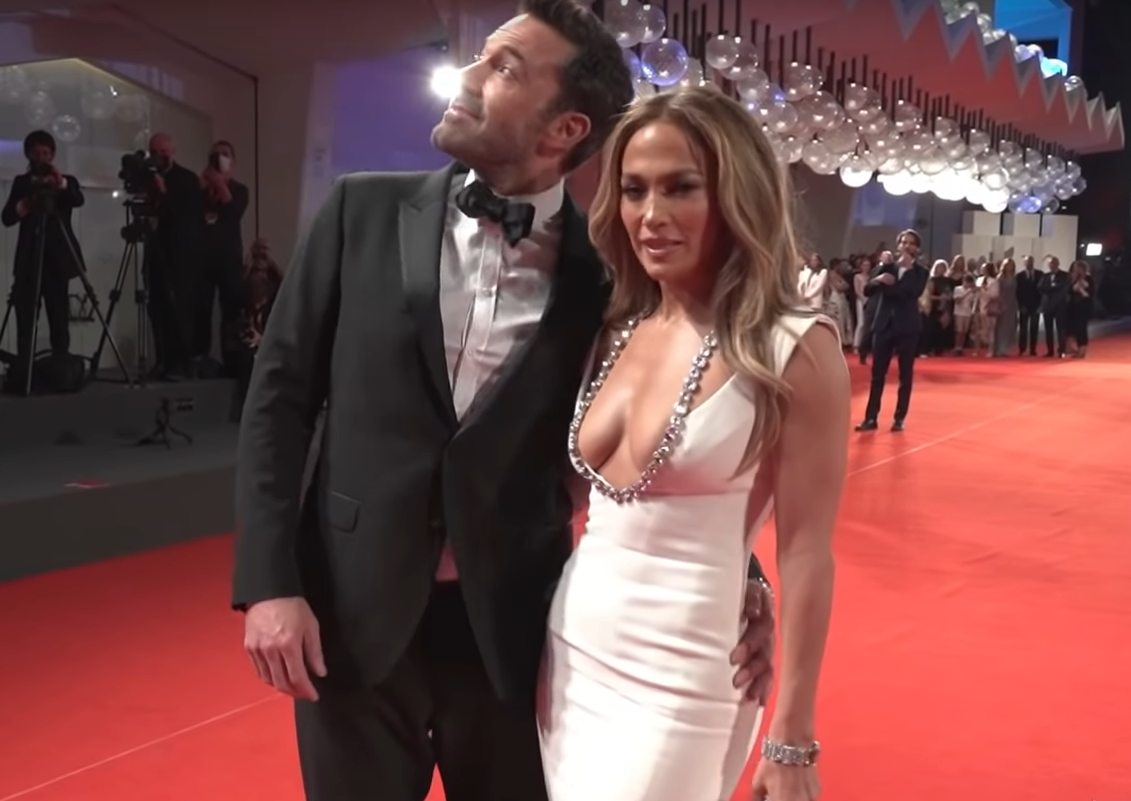  Džej Lo se mučila sa dubokim dekolteom 