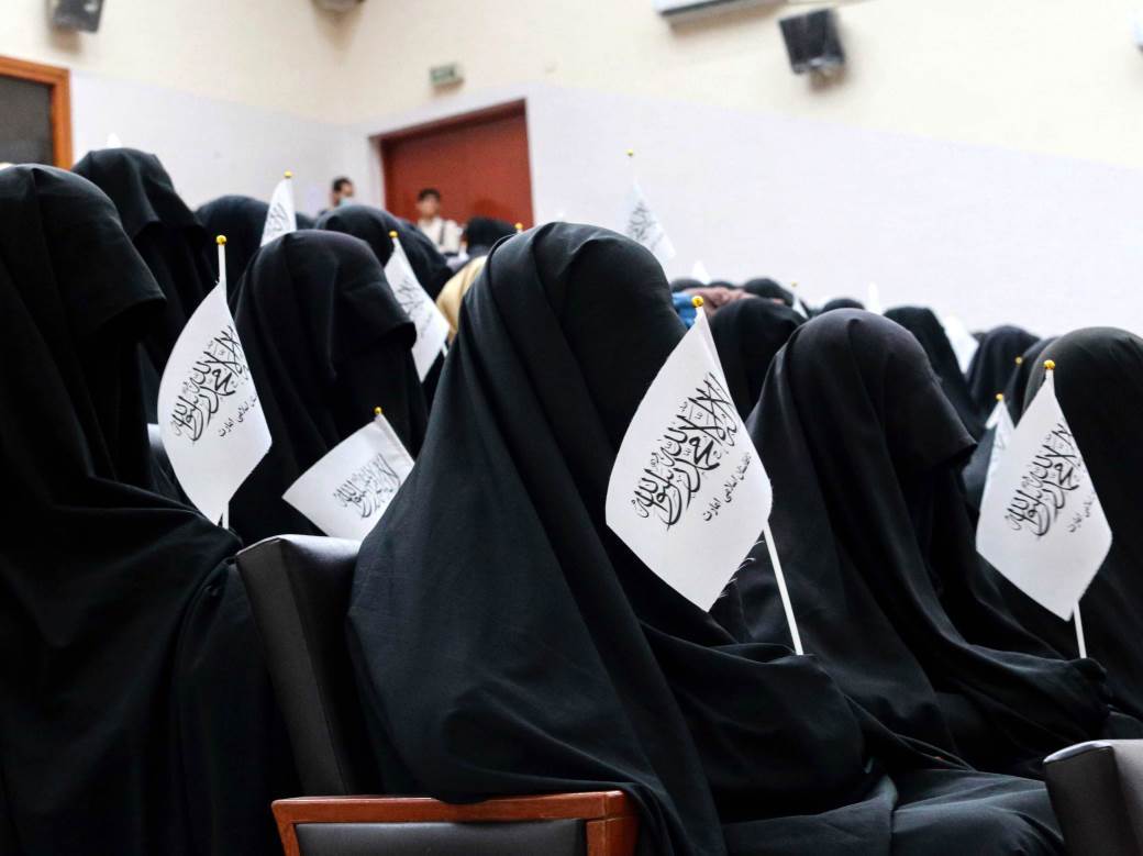  Ništa od obećanog: Talibani zabranili ženama da putuju bez pratnje 