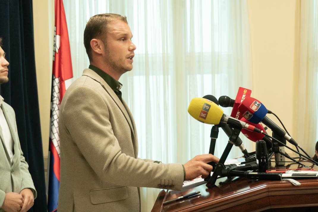  Stanivuković: Moram u izolaciju, neodgovorni Topić blokirao Skupštinu 