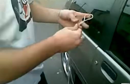  Kako da otključate auto pertlom 