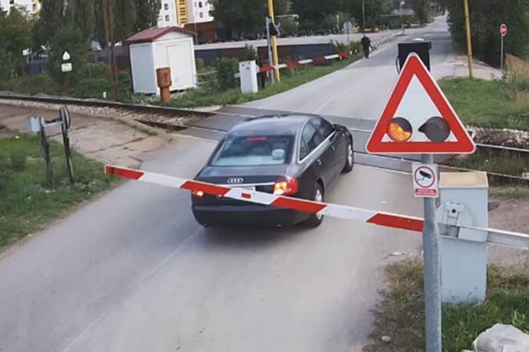  Izbjegnuta tragedija u Banjaluci: Neodgovorni vozač ignorisao rampu na pružnom prelazu 