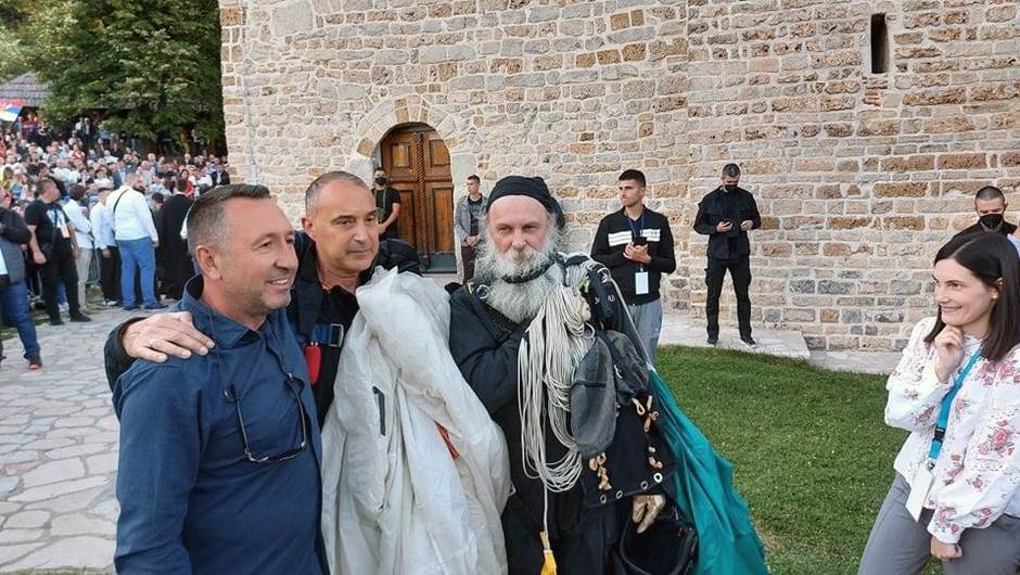  Vladika padobranac (FOTO) 