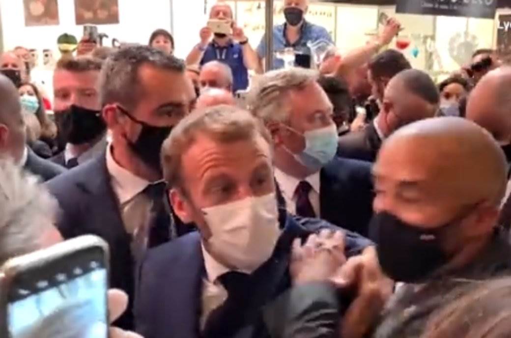  Emanuela Makrona gađali jajetom 