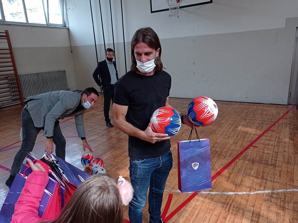  FK Borac uručio poklone i lopte učenicima OŠ Branko Radičević FOTO 