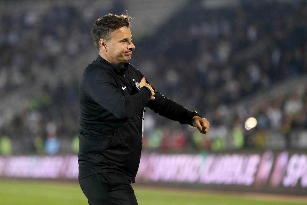  Stanojević zaplakao pred navijačima! Otvorio dušu - o ostavci, radovanju u derbiju, "albanskoj mafiji", Sumi... 