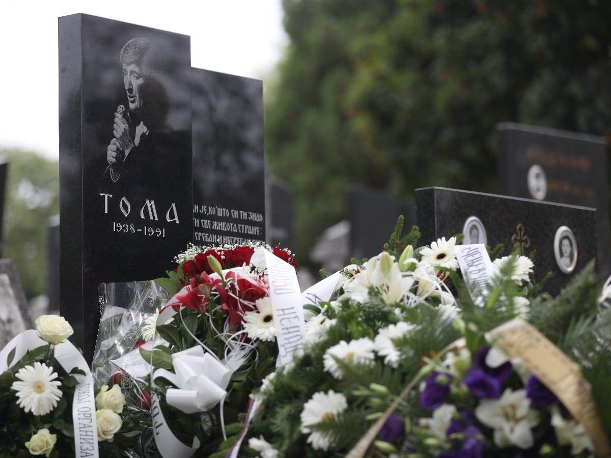  30 godina od smrti legendarnog boema: Vijenci i buketi cvijeća na grobu Tome Zdravkovića 