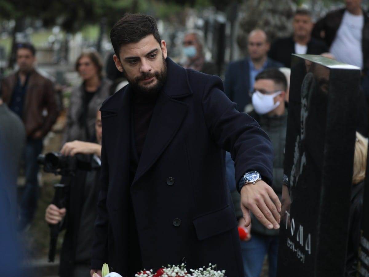  Dirljiva scena na pomenu: Glumac snažno zagrlio Tominu suprugu, ona se rasplakala (FOTO) 