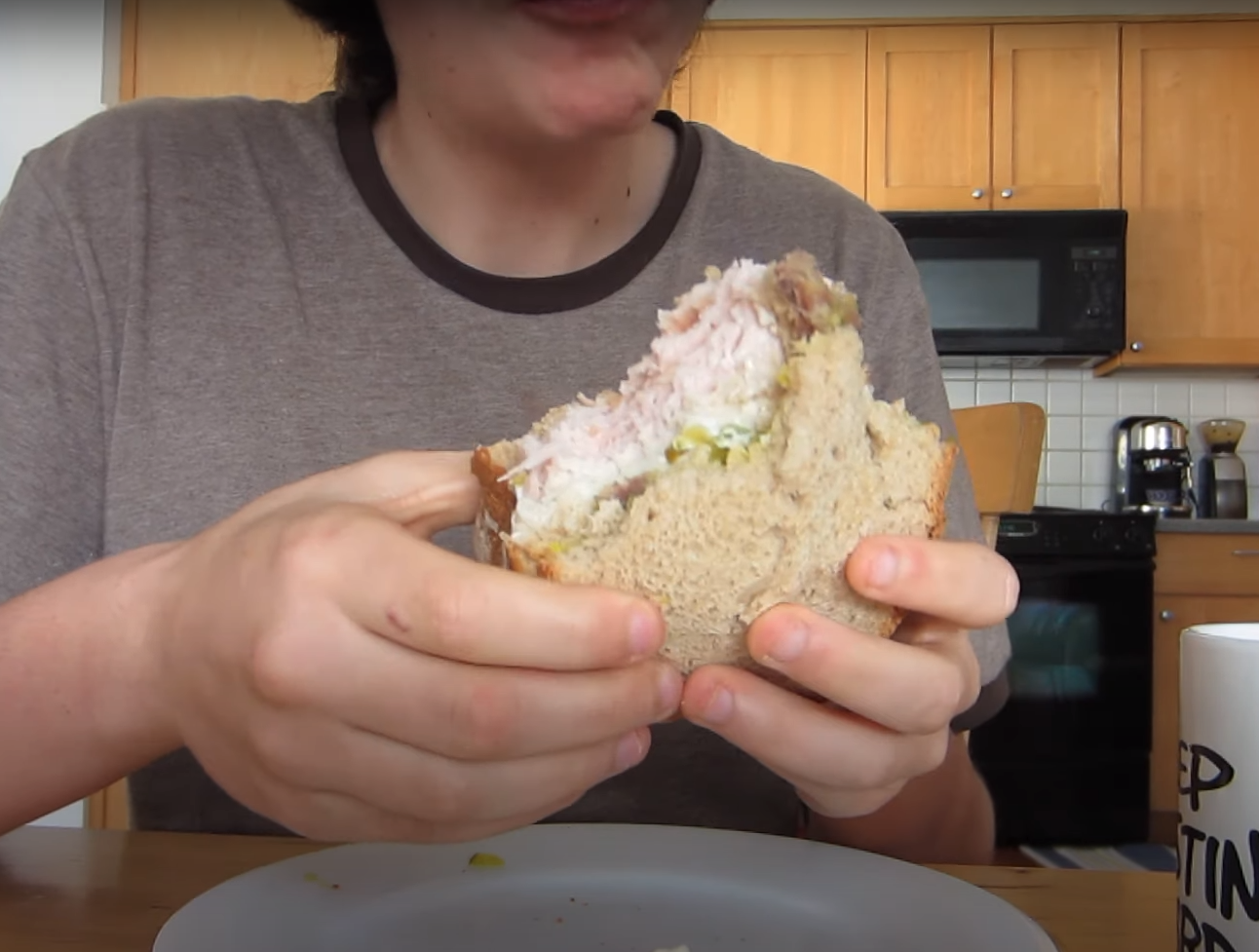  Kako jesti sendvič s puno priloga  