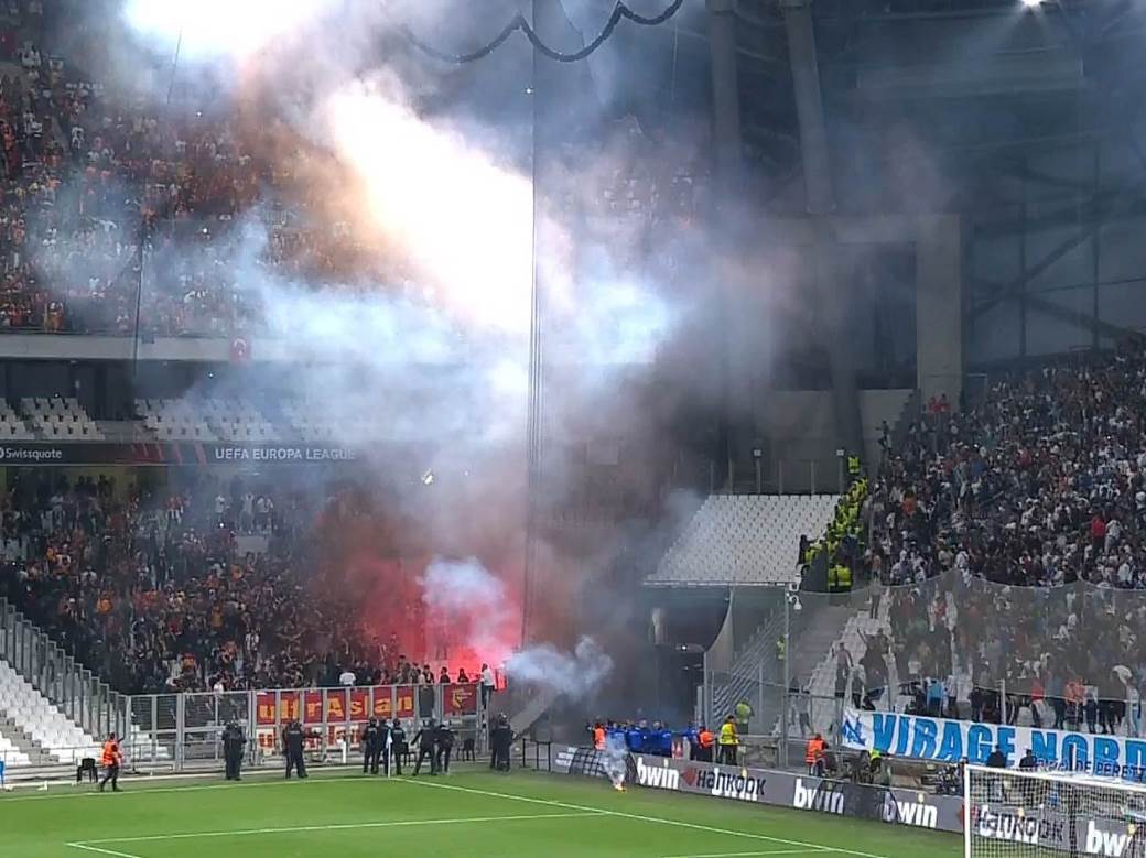 marsej galatasaraj navijači se gađali bakljama 