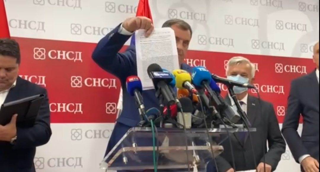  Milorad Dodik pokazuje stenogram. 