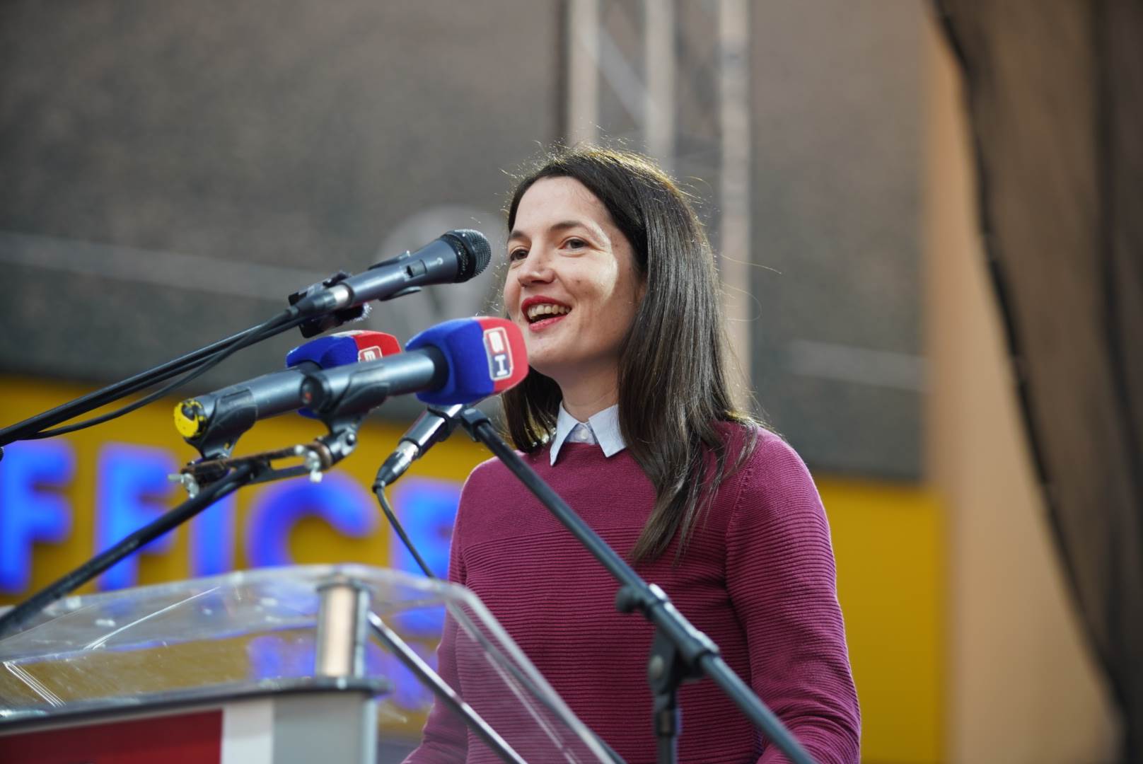  Jelena Trivić drži govor na Trgu Krajine tokom protesta opozicije u oktobru 2021. 