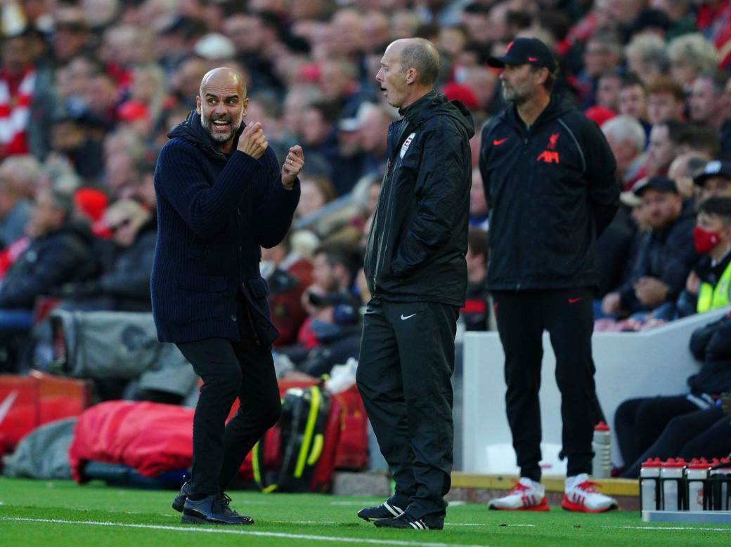  liverpil mančester siti navijač liverpula pljunuo stručnoi štab sitija  