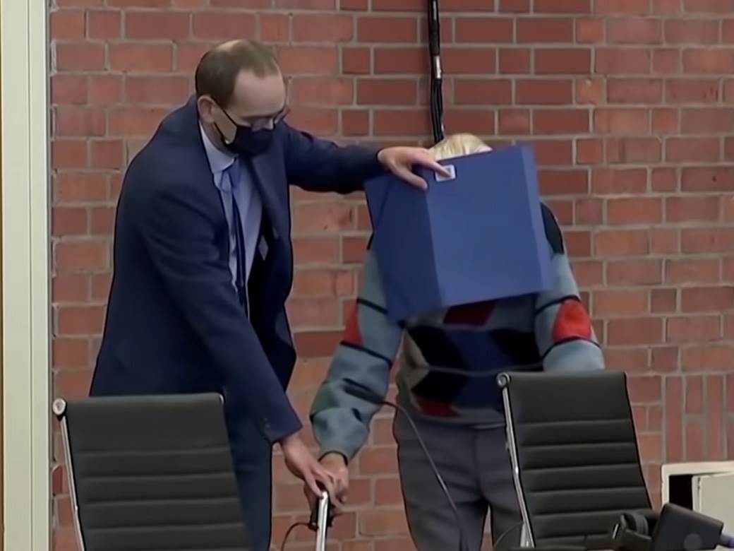  Čuvar nacističkog logora (100) na suđenju o kojem bruji svet: Optužen da smrt 3.518 ljudi, u sudnicu ušao krijući lice! 