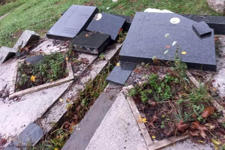  Oskrnavljeno srpsko groblje kod Zenice (FOTO) 